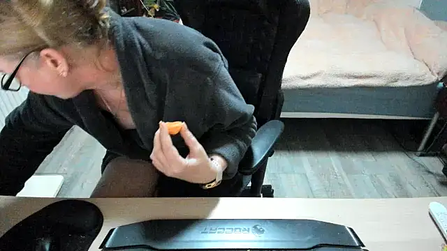 Snapshot of minoesje37 chatting on February 25, 2025, 8:42 pm minoesje37 online show from February 25, 2025, 8:42 pm