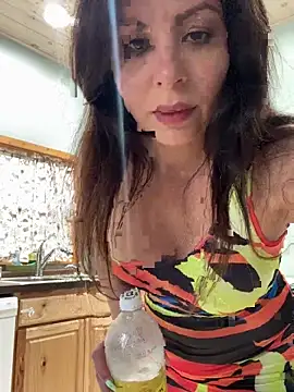 Snapshot of Alinaangel chatting on October 4, 2025, 8:10 pm Alinaangel online show from October 4, 2025, 8:10 pm