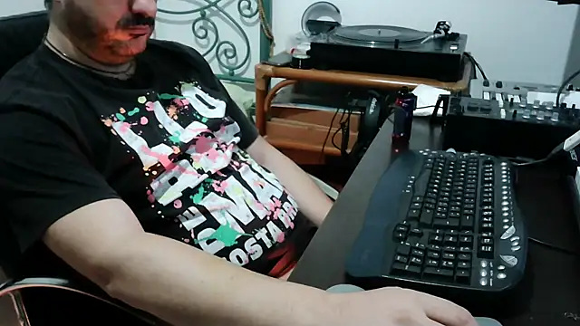 Snapshot of Italian_dark_desire chatting on November 26, 2025, 10:04 am Italian dark desire online show from November 26, 2025, 10:04 am