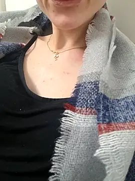 YogisticJuli666 online show from November 17, 2025, 8:40 am