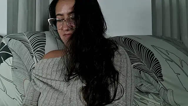 DeesseLuxure online show from April 18, 2026, 4:48 am