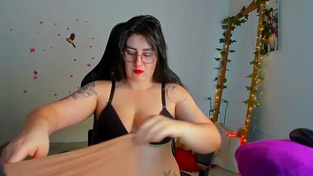 Snapshot of Susan_Foxx chatting on December 14, 2025, 7:19 pm Susan Foxx online show from December 14, 2025, 7:19 pm