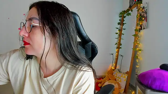 Snapshot of Susan_Foxx chatting on February 19, 2026, 5:21 pm Susan Foxx online show from February 19, 2026, 5:21 pm