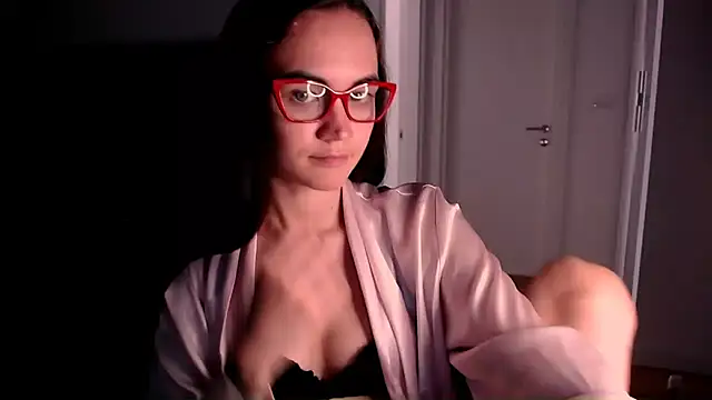 EvelynGG online show from May 25, 2026, 1:54 pm