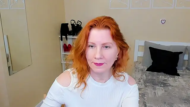 Snapshot of FoxySophia chatting on February 18, 2026, 12:19 am FoxySophia online show from February 18, 2026, 12:19 am