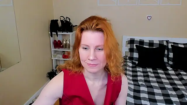 Snapshot of FoxySophia chatting on February 5, 2026, 4:58 pm FoxySophia online show from February 5, 2026, 4:58 pm