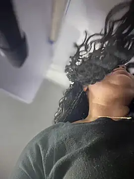 Snapshot of yanza2002 chatting on February 4, 2025, 11:38 pm yanza2002 online show from February 4, 2025, 11:38 pm