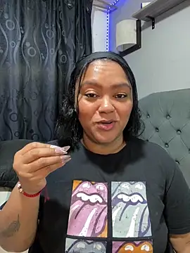 Snapshot of yanza2002 chatting on December 3, 2025, 11:25 pm yanza2002 online show from December 3, 2025, 11:25 pm