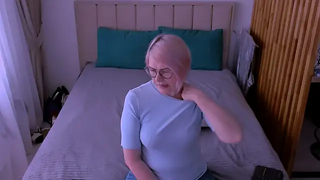 sabrinamacmarren online show from March 12, 2026, 8:07 am