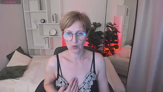 Paris Cherry online show from June 7, 2026, 4:50 am