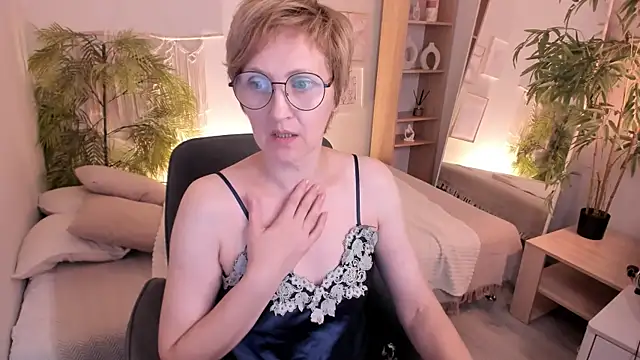 Snapshot of Paris_Cherry chatting on August 4, 2026, 6:23 pm Paris Cherry online show from August 4, 2026, 6:23 pm