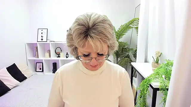 EvelynJoyful online show from October 31, 2025, 5:37 am