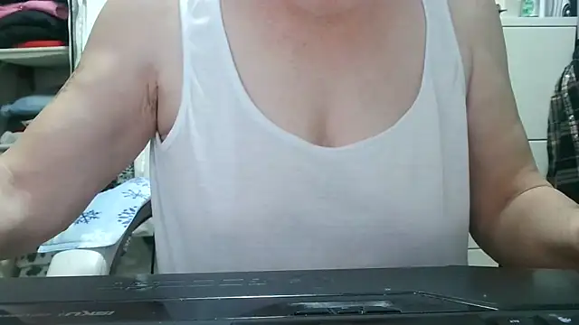 Snapshot of heidi60 chatting on October 9, 2025, 9:43 am heidi60 online show from October 9, 2025, 9:43 am