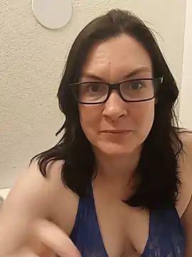 Snapshot of DesreRose chatting on June 25, 2026, 10:59 pm DesreRose online show from June 25, 2026, 10:59 pm