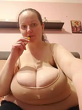 Snapshot of BustyLadyAlma chatting on May 28, 2026, 8:44 am BustyLadyAlma online show from May 28, 2026, 8:44 am