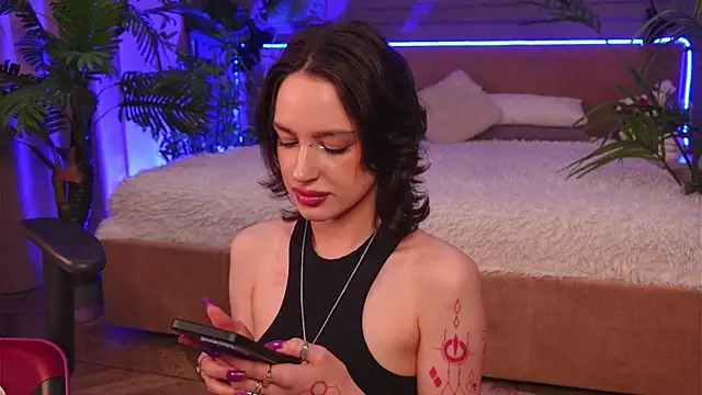 Devilinee online show from April 4, 2026, 7:04 am