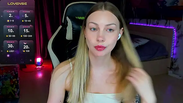 BiMolly online show from November 18, 2025, 7:50 pm