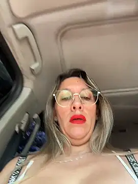 Gatitacarlita online show from April 4, 2026, 5:19 pm