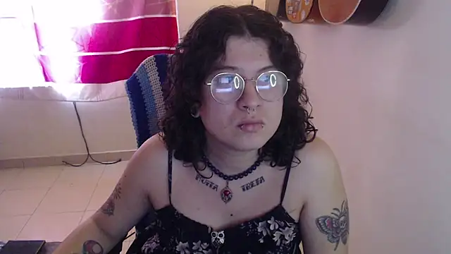 Snapshot of Smoke_trip_Alicia chatting on December 1, 2025, 11:22 am Smoke trip Alicia online show from December 1, 2025, 11:22 am