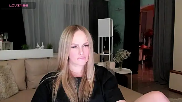 Snapshot of Libby_Nora chatting on February 15, 2025, 3:39 pm Libby Nora online show from February 15, 2025, 3:39 pm