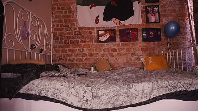 Snapshot of Evelively chatting on September 29, 2025, 12:33 pm Evelively online show from September 29, 2025, 12:33 pm