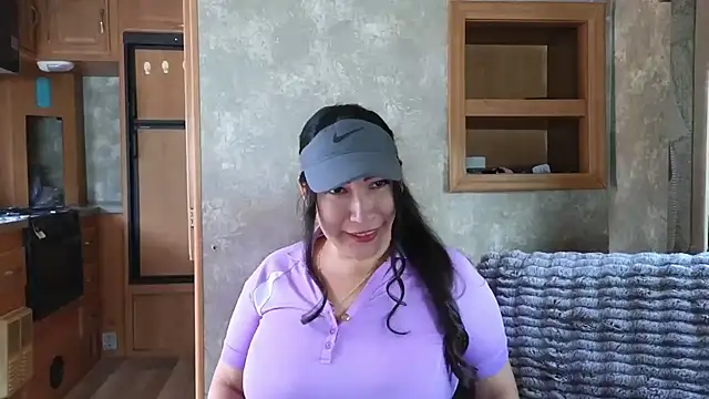 Snapshot of Foglove69 chatting on April 4, 2026, 8:37 pm Foglove69 online show from April 4, 2026, 8:37 pm