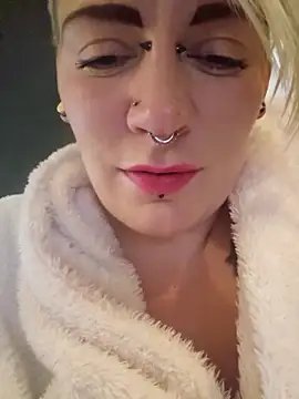 Snapshot of PinkTheHawk chatting on November 18, 2025, 6:50 am PinkTheHawk online show from November 18, 2025, 6:50 am