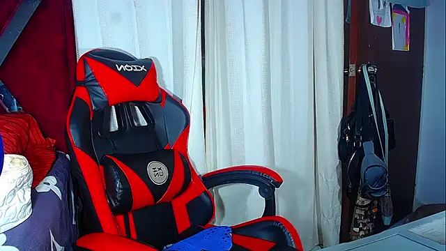 Snapshot of DanisaBrown chatting on December 21, 2025, 12:51 pm DanisaBrown online show from December 21, 2025, 12:51 pm