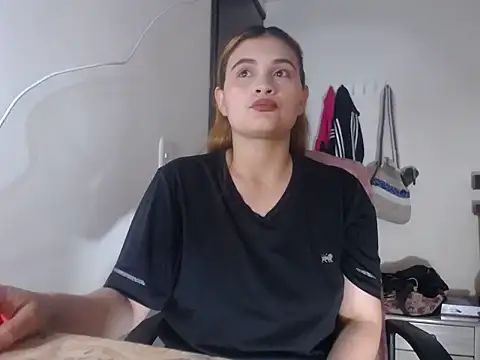 Snapshot of Mia_davis01 chatting on December 3, 2025, 5:08 am Mia davis01 online show from December 3, 2025, 5:08 am