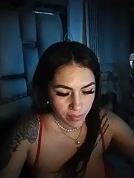chelaqueen  online show from May 15, 2026, 11:03 pm