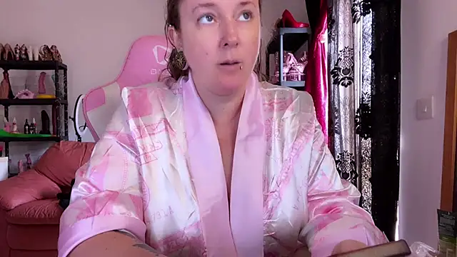 kisicaxx online show from November 7, 2025, 10:20 am