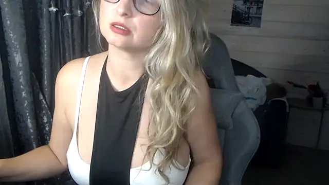 Snapshot of RubiLakros chatting on October 24, 2025, 6:51 pm RubiLakros online show from October 24, 2025, 6:51 pm