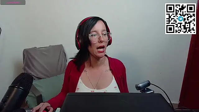 Snapshot of mahina84 chatting on July 15, 2026, 12:50 am mahina84 online show from July 15, 2026, 12:50 am