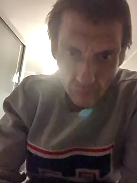 Snapshot of maciej chatting on July 25, 2026, 10:27 pm maciej online show from July 25, 2026, 10:27 pm