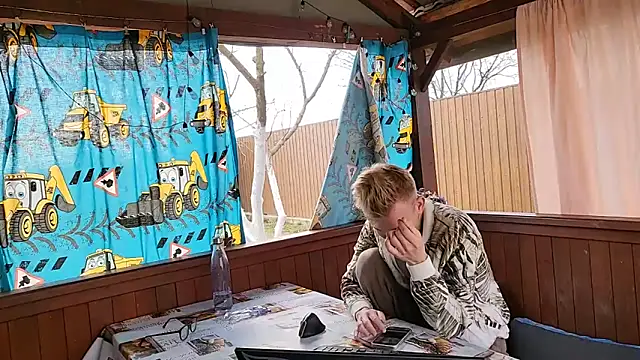 Snapshot of Vuitton chatting on March 27, 2026, 9:43 am Vuitton online show from March 27, 2026, 9:43 am