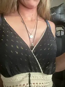 Snapshot of Heidi_Harper chatting on August 4, 2026, 3:38 pm Heidi Harper online show from August 4, 2026, 3:38 pm