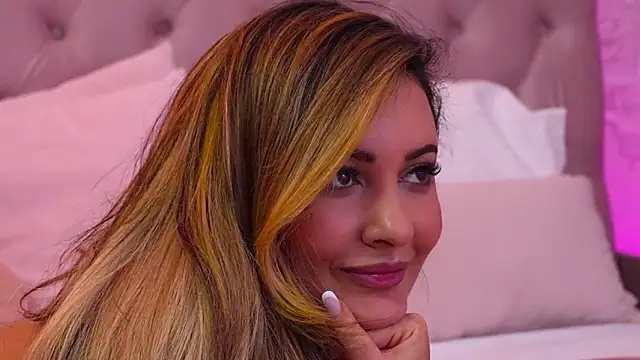 Snapshot of YaaraCollins chatting on December 13, 2025, 8:04 pm YaaraCollins online show from December 13, 2025, 8:04 pm