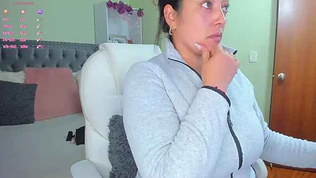 Snapshot of Kyllie_B chatting on September 16, 2025, 12:22 am Kyllie B online show from September 16, 2025, 12:22 am