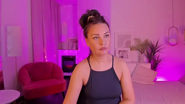 Snapshot of MilenaMellow chatting on December 2, 2025, 8:54 pm MilenaMellow online show from December 2, 2025, 8:54 pm