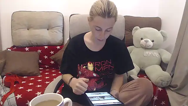 Snapshot of Aliss_Hottie chatting on September 28, 2025, 7:04 am Aliss Hottie online show from September 28, 2025, 7:04 am