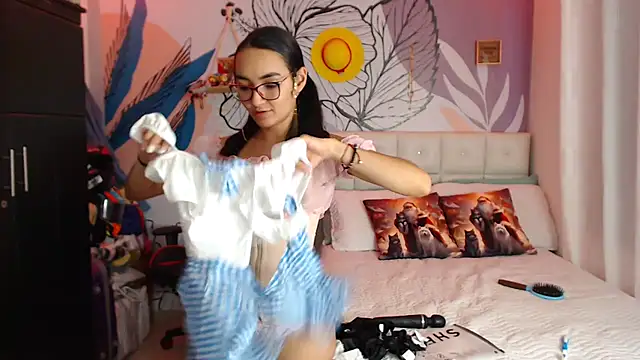 LinzyBaner online show from December 17, 2024, 12:56 am