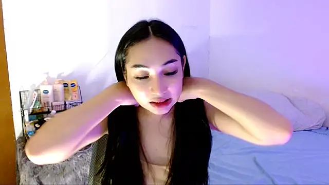 Snapshot of SweetLilly_18 chatting on October 23, 2025, 3:27 am SweetLilly 18 online show from October 23, 2025, 3:27 am