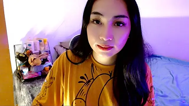 Snapshot of SweetLilly_18 chatting on November 3, 2025, 3:01 am SweetLilly 18 online show from November 3, 2025, 3:01 am