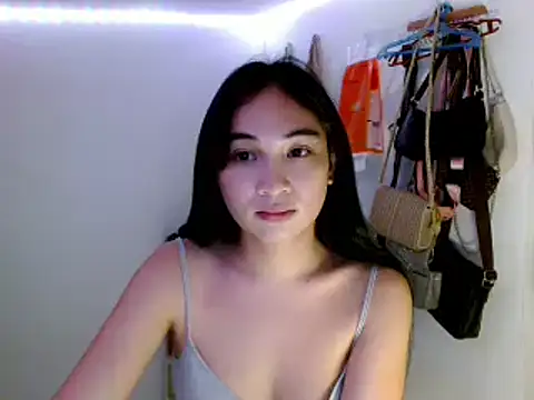 Snapshot of SweetLilly_18 chatting on March 8, 2025, 11:16 am SweetLilly 18 online show from March 8, 2025, 11:16 am