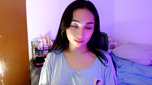 Snapshot of SweetLilly_18 chatting on October 20, 2025, 2:13 am SweetLilly 18 online show from October 20, 2025, 2:13 am