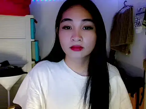 Snapshot of SweetLilly_18 chatting on March 23, 2025, 5:54 am SweetLilly 18 online show from March 23, 2025, 5:54 am