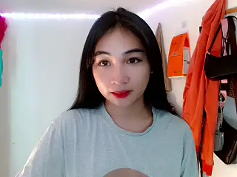 Snapshot of SweetLilly_18 chatting on February 28, 2025, 1:47 am SweetLilly 18 online show from February 28, 2025, 1:47 am