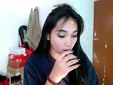 Snapshot of SweetLilly_18 chatting on February 18, 2025, 5:09 am SweetLilly 18 online show from February 18, 2025, 5:09 am