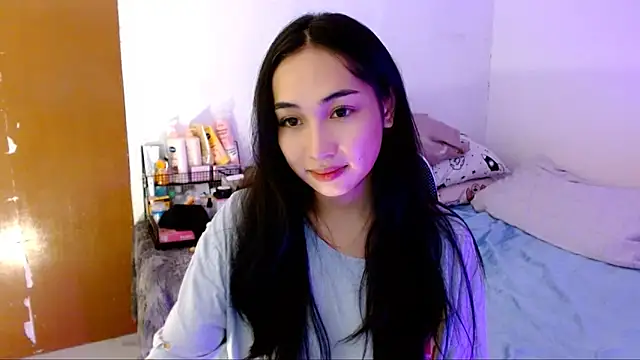 Snapshot of SweetLilly_18 chatting on October 19, 2025, 5:54 am SweetLilly 18 online show from October 19, 2025, 5:54 am