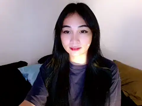 Snapshot of SweetLilly_18 chatting on March 5, 2025, 2:14 am SweetLilly 18 online show from March 5, 2025, 2:14 am